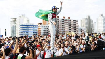 Lucas Di Grassi celebra el podio de Uruguay.