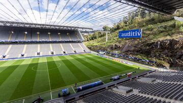 Panorámica interior del Estadio Municipal de Braga, con la roca del Monte do Castro en el fondo sur.