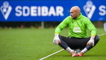 Dmitrovic, en un entrenamiento con el Eibar.
