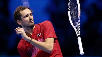 Daniil Medvedev tira la raqueta durante su partido contra Taylor Fritz en las ATP Finals.