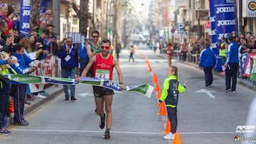 El marchador español Iván Pajuelo celebra su victoria en la prueba de 50 kilómetros marcha en los Campeonatos de España de marcha atlética.
