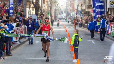 El marchador español Iván Pajuelo celebra su victoria en la prueba de 50 kilómetros marcha en los Campeonatos de España de marcha atlética.