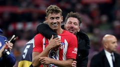 Simeone abraza a Llorente al final del Atlético-Sevilla en el Metropolitano.