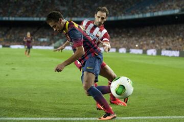 Neymar llegó al Barcelona en 2013 y poco tardó en ser importante en el equipo. Marcó el único gol del Barça en los partidos ante el Atlético de Madrid en la Supercopa de España. Su gol fue suficiente para levantar el trofeo pues fue en la ida en el Calderón (1-1), haciendo valer el valor doble de los goles en campo rival. La vuelta se cerró con 0-0 en el Camp Nou. Neymar, la nueva ilusión de la afición culé, aterrizaba de pie.