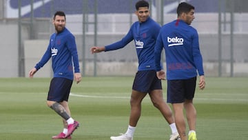 Messi y Su&aacute;rez flanquean en el entrenamiento de ayer a Todibo, que ante la baja de Lenglet por sanci&oacute;n apunta a titular contra el Sevilla. 
  