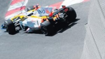<b>CALOR. </b>Alonso, a la izquierda, afronta un viraje con su Renault supervisado por una espectadora que disfruta de la primera sesión de entrenamientos del GP de Mónaco.