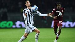 Soccer Football - Serie A - Torino v Juventus - Stadio Olimpico Grande Torino, Turin, Italy - October 2, 2021 Juventus&#039; Adrien Rabiot in action with Torino&#039;s Wilfried Singo REUTERS/Massimo Pinca