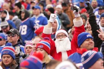 La afición de los Bills es variopinta, lo mismo cabe un psicópata asesino que Santa Claus. Aunque si lo piensas, un señor mayor que espía a los niños y se cuela en casas ajenas en medio de la noche también da bastante miedo, ¿no?