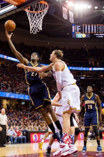 Jordan Hill de los Pacers lanza ante Timofey Mozgov de los Cavaliers.