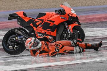 Se esperaba lluvia para el GP de Misano de MotoGP y así ha sido. El agua ha marcado los primeros entrenamientos libres y ha puesto en dificultades a los pilotos, como a Iker Lecuona. El valenciano de KTM se fue al suelo durante la sesión de la tarde y resbaló acompañando a su moto por el asfalto del circuito Marco Simoncelli.