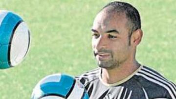 <b>TOCADO. </b>Emerson habló ayer con Capello al finalizar la sesión para decirle que hoy no podrá jugar.