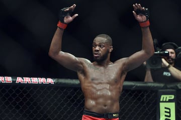 Los nmeros de Jon Jones no son ms grandes por su mala cabeza fuera de la jaula. Problemas con alcohol y dopaje hicieron que el nmero de defensas consecutivas no haya aumentado. Gan sus primer ttulo en UFC (en el peso semipesado) en 2011 y realiz ocho defensas consecutivas. Fue desposedo del ttulo por estar involucrado en un accidente de trfico. Regres, gan el ttulo interino y despus derrot a Daniel Cormier para volver a convertirse en campen unificado, pero fue desposedo de nuevo, esta vez por dopaje. Tras su sancin, volvi a lograr el cinturn y sum tres defensas ms. Despus de tres a?os de inactividad, Jones volvi al octgono y gan el ttulo en una categora superior (peso pesado) ante Ciryl Gane, defendindolo con xito recientemente ante Miocic. As, cuenta en su carrera con 16 campeonatos (uno interino). Es el luchador que ms ttulos ha ganado en UFC. . El estadounidense, de 37 a?os, de 28 peleas ha ganado 26. Una figura como No Contest por su positivo y otra que perdi por descalificacin. Un portento cmo luchador al que la cabeza no le ha acompa?ado.