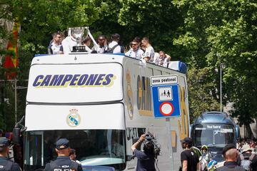 Los jugadores del Real Madrid en el autobús dirigiéndose a la Plaza de Cibeles tras visitar las sedes de la Comunidad de Madrid y el Ayuntamiento de la capital.