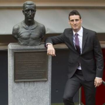 ANTE PICHICHI. Aduriz posa con el busto del legendario león en San Mamés.