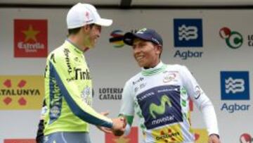 Nairo Quintana saluda a Alberto Contador, primero y segundo clasificados en la Volta a Catalunya.