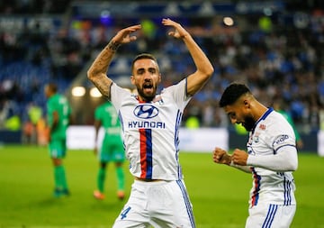 Es traspasado en la temporada 15/16 al Olympique de Lyon