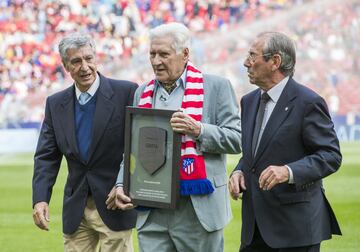 El ex jugador del Atlético de Madrid, Jorge Bernardo Griffa, recibe una placa en homenaje a su carrera como rojiblanco de las manos de Gárate y Adelardo.