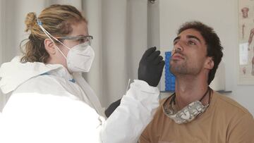 Eguaras, en el momento de someterse al test PCR.