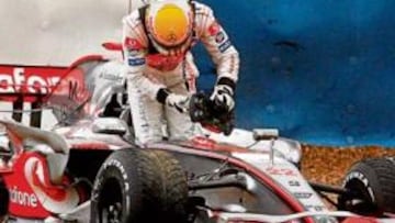 <b>A LA GRAVA. </b>Hamilton sufrió dos salidas de pista: la primera con el asfalto mojado y la segunda, cuando iba a por el mejor crono del día.