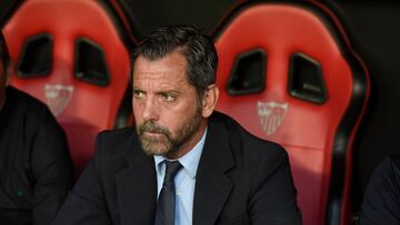 Quique Sánchez Flores durante un partido de LaLiga EA Sports entre Sevilla y Barcelona.