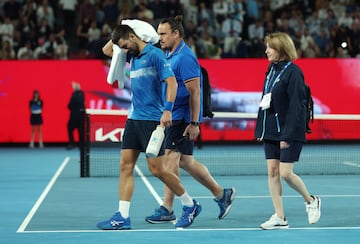 Novak Djokovic se retira al vestuario tras los dolores sufridos durante el partido.