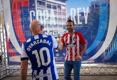 Aficionados de la Real Sociedad y el Atlético de Madrid animan el ambiente en Sevilla.