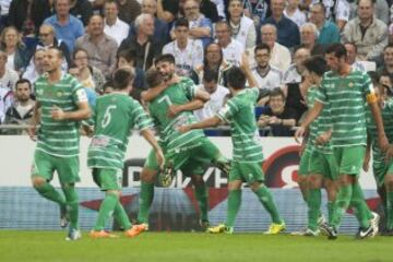 Los jugadores celebran el 1-1 de Óscar Múñoz.  