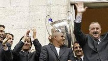 <b>UN REGALO A CADA JUGADOR.</B> El acto concluyó con la entrega de un recuerdo a cada miembro de la expedición madridista, una pequeña réplica en plata de La Cibeles, y un respiro en el Salón Goya para los jugadores, que se derrumbaron agotados en los sillones.