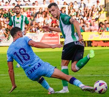 Íñigo Vicente volvió a ser el mejor del Racing contra su exequipo, el Athletic, en el amistoso disputado en Sarón.