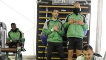 <b>AL ASUBIO. </b>Diop, Mario, Ariel, Torrejón y Rosenberg, como sus compañeros, se refugiaron en el gimnasio en la sesión matinal.