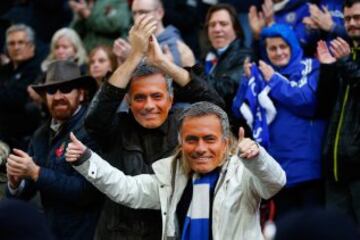 Aficionados con máscaras en el Stoke City-Chelsea.