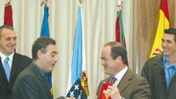 <b>EN DEFENSA. </b>Juan Carlos Pastor le entregó a José Bono una camiseta que España lució en el Mundial.