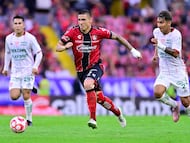 Uros Durdevic (L) of Atlas fights for the ball with Emilio Martinez (R) of Necaxa during the 11th round match between Atlas and Necaxa as part of the Liga BBVA MX, Torneo Apertura 2025 at Jalisco Stadium, on September 27, 2025 in Guadalajara, Jalisco, Mexico.