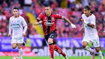 Uros Durdevic (L) of Atlas fights for the ball with Emilio Martinez (R) of Necaxa during the 11th round match between Atlas and Necaxa as part of the Liga BBVA MX, Torneo Apertura 2025 at Jalisco Stadium, on September 27, 2025 in Guadalajara, Jalisco, Mexico.