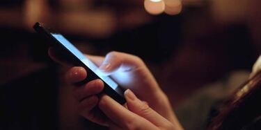 ¿Es malo tener el móvil siempre encendido?