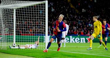 2-0. El centrocampista internacional azulgrana celebra el tanto.