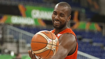 GRA162. GRANADA 01/09/14 .- El pívot de la selección española de baloncesto Serge Ibaka durante el entrenamiento que ha llevado a cabo hoy, lunes 1 de septiembre de 2014, la selección española previo al partido que disputará esta noche en el Palacio de Deportes de Granada ante Brasil en la Copa del Mundo de Baloncesto. EFE/Jorge Zapata