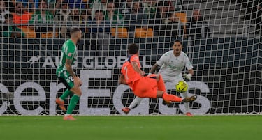 El jugador del Barcelona, Ferran Torres, marca el 1-2 al Betis. 