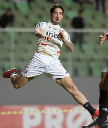 Para muchos la gran joya del fútbol brasileño cuando irrumpió en 2007, llegó a rendir bien en el Milan durante alguna temporada pero las lesiones le lastraron definitivamente. Ha jugado en Brasil en las últimas campañas.