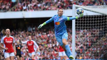 Soccer Football - Women's Champions League - Semi Final - First Leg - Arsenal v Olympique Lyonnais - Emirates Stadium, London, Britain - April 19, 2025 Olympique Lyonnais' Christiane Endler in action REUTERS/Jaimi Joy