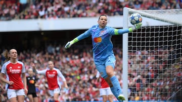 Soccer Football - Women's Champions League - Semi Final - First Leg - Arsenal v Olympique Lyonnais - Emirates Stadium, London, Britain - April 19, 2025 Olympique Lyonnais' Christiane Endler in action REUTERS/Jaimi Joy