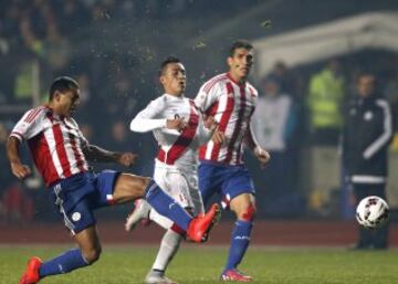 CA41. CONCEPCIÓN (CHILE), 03/07/2015.- El defensa paraguayo Pablo César Da Silva Barrios (i) y el centrocampista peruano Cueva durante el partido Perú-Paraguay, por el tercer y cuarto puesto de la Copa América de Chile 2015, en el Estadio Municipal Alcaldesa Ester Roa Rebolledo de Concepción, Chile, hoy 3 de julio de 2015. EFE/Carlos Succo