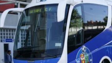 <b>DE ESTRENO. </b>El conjunto azulón presentó ayer su autobús.