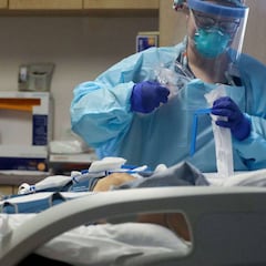 Un abuelo muere después de ser contagiado por su nieta tras salir de fiesta