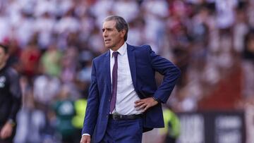 Guillermo Almada, entrenador del Real Valladolid, en el Albacete-Real Valladolid.