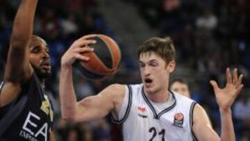 Tibor Pleiss, defendido por Samardo Samuels.