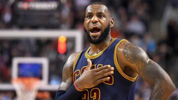 LeBron James durante el partido jugado en Toronto y previo al viaje a New York