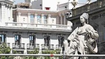 <b>LA DIOSA DE LA TIERRA, LA AGRICULTURA Y LA FECUNDIDAD</b>. La fuente de Cibeles fue recreada por el arquitecto español Ventura Rodríguez entre los años 1777 y 1782. Su ubicación inicial era en los Jardines de La Granja de San Ildefonso (la peña madridista de este pueblo segoviano presume orgullosa de ello), pero se remodeló el Paseo del Prado y quedó instalada frente al Palacio de Buenavista. Está hecha con mármol cárdeno de Montesclaros (Toledo) y piedra de Redueña, localidad serrana de la capital. Una joya.