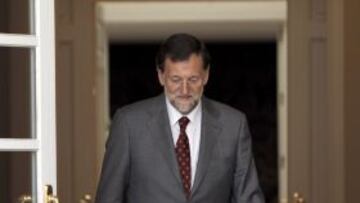 El presidente del Gobierno, Mariano Rajoy, a las puertas del Palacio de la Moncloa. 