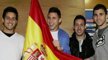 <b>PATRIMONIO. </b>Javi López, Iván González, Dani Toribio y Manu Torres posaron ayer junto a la bandera de España en La Rosaleda.